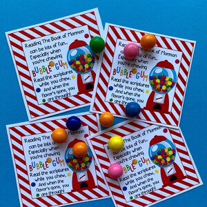 Puede incluir: Cuatro tarjetas con rayas rojas y blancas con un gráfico de máquina de chicles y el texto "Reading The Book of Mormon can be lots of fun... Especially when you're chewing BUBBLE GUM Read the scriptures while you chew, And when the flavor's gone, you are through!"