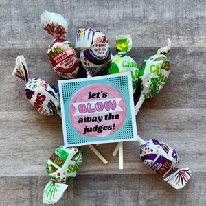 DESCARGA INSTANTE Dance Blow Pops Competencia Cheer Imprimibles Etiquetas Regalos de Chocolate Golosinas Tarjetas de Escenario Porristas Bailando Hermanas Pom Candy