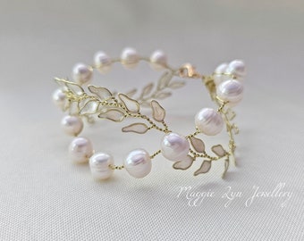 Freshwater pearl cuff bracelet - Gold Wedding Bracelet, Gold pearl bracelet - chunky pearl bracelet - Gold leaf Bracelet, Gold Cuff bracelet