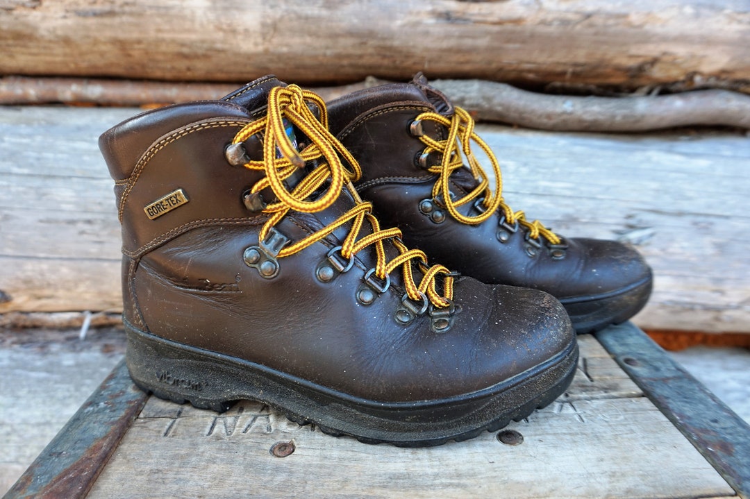 Vintage LL Bean Hiking Boots. Made in Italy. Dark Brown Leather. Gore