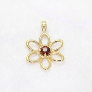 9ct Gold Garnet Flower Pendant