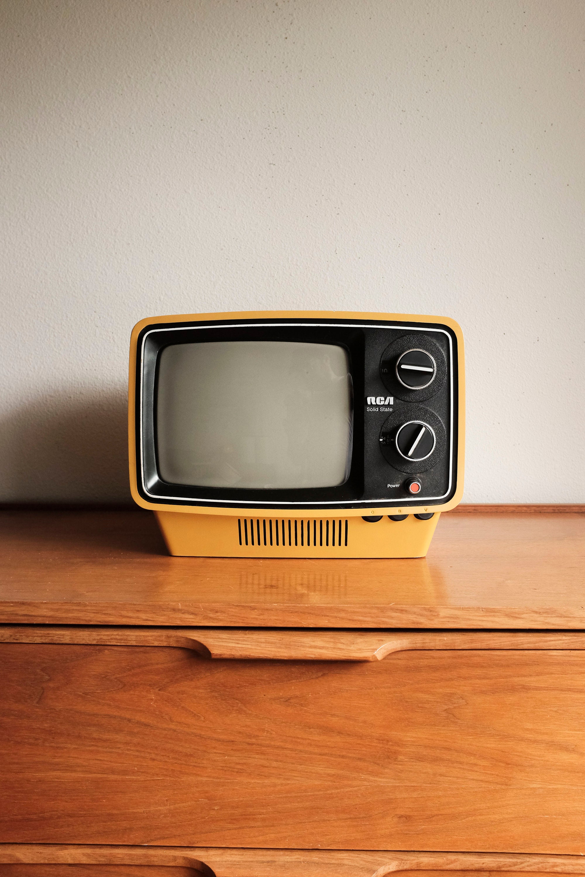 Vintage RCA TV - 1975 Yellow Mid Century Mod Retro, Model AU 091N