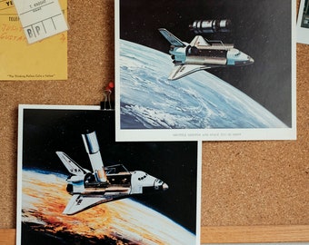 Nasa Prints 2er Set / Space Shuttle setzt Teleskop und Schlepper im Einsatz