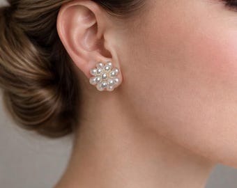 Clous d'oreilles classiques en fleurs de nacre - Boucles d'oreilles florales dorées
