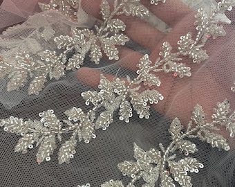 Paire d'appliques argentées en dentelle avec perles : bordure brodée de sequins