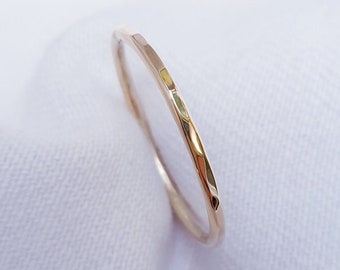 Ring Solid Gold 14krt Hammered / Golden Minimal Ring / Dainty / Ringstack / Simple / Alternative weddingring / handcrafted / Tiny