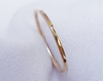 Ring Gold 14k gehämmert / Massives 14 Karat Gold / Stapelring aus Gold / Minimalistisch / Alternativer Ehering / Dezent / Schlicht