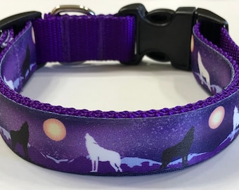 Puede incluir: Collar de perro morado con un diseño de lobo aullando a la luna. El collar tiene una hebilla de plástico negra y un anillo en D plateado.