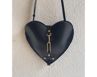 Svart hjärtväska