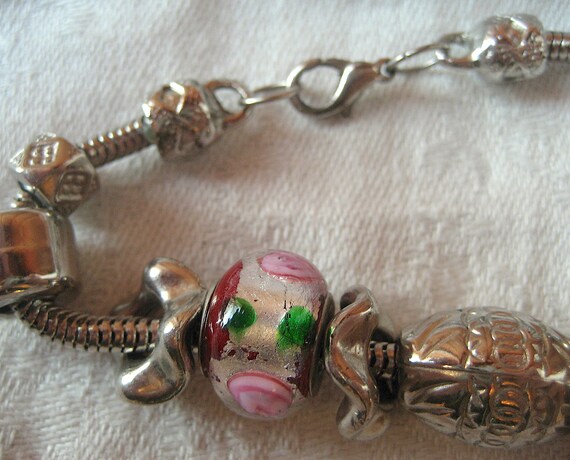 Beaded Floral and Silver Tone Bracelet - Vintage … - image 4