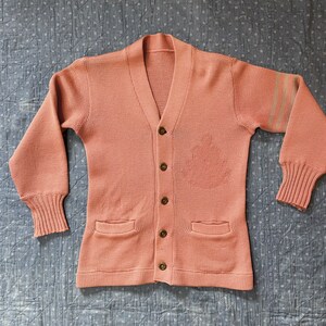 Vintage 40‘s-50’s Varsity Cardigan Sweater, peach coral salmon, sleeve stripes & ghost patch