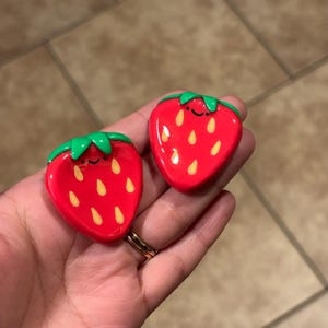 Pierre d'inquiétude fraise en pâte polymère | Compagnons de bureau | amis de poche image 3