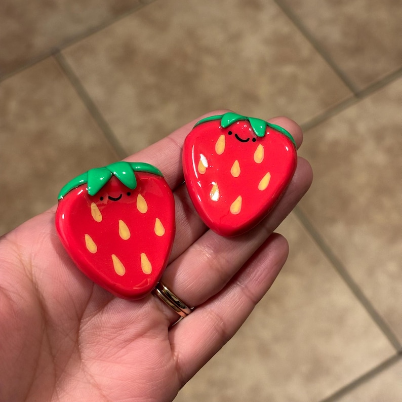 Pierre d'inquiétude fraise en pâte polymère | Compagnons de bureau | amis de poche image 3