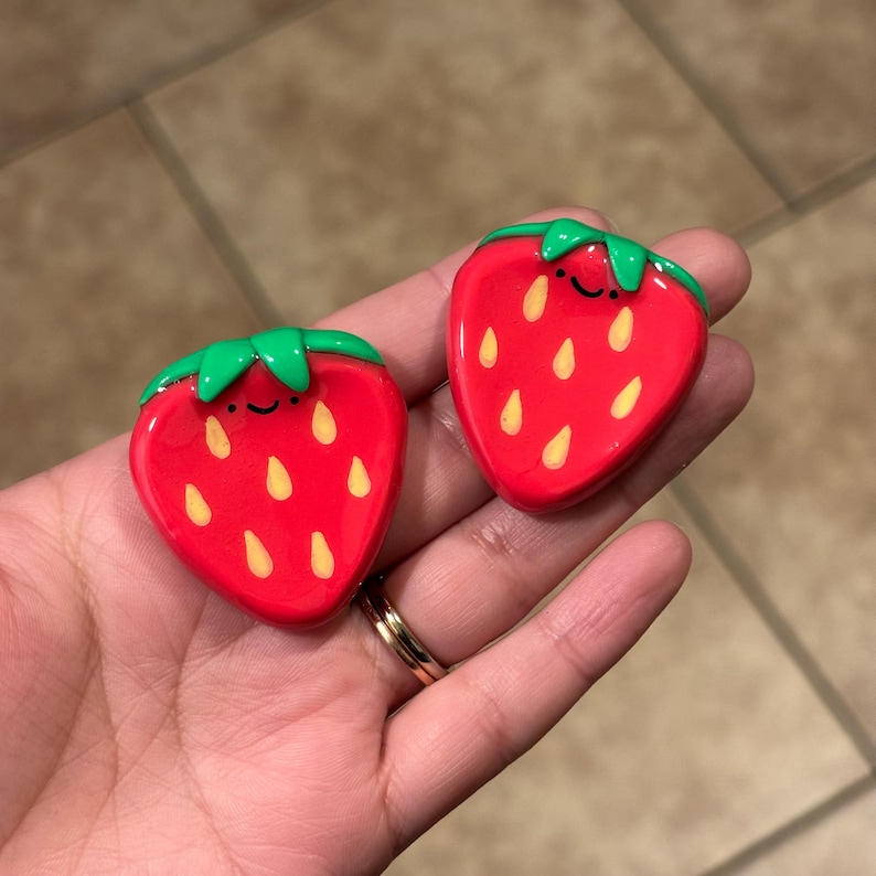 Pierre d'inquiétude fraise en pâte polymère | Compagnons de bureau | amis de poche image 1