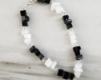 Black white quartz gemstone chip bracelet - Simple neutral sterling silver bracelet - Wire wrapped arm accessory - Casual weekend jewelry