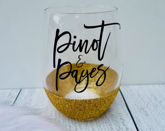 Pinot and Pages Wine Glass, Glitter Wine Glass, Gift for Book Lover, Book Nerd, Wine Lover, Books and Wine, Funny Gift, Gift for Her and mom