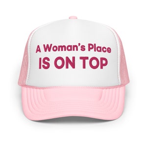 De plaats van een vrouw staat bovenaan Grappige Trucker Hat Vrouwen Dirty Joke Adult Humor Cap Cadeau voor haar