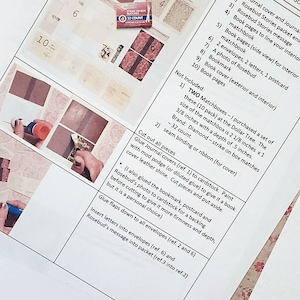 Pu&ograve; includere: Istruzioni per realizzare un libro di fiammiferi con un vano segreto. Le istruzioni includono un elenco dei materiali necessari, come una copertina di diario, un pacchetto di storie di bocciolo di rosa, buste e una foto di un bocciolo di rosa. Le istruzioni includono anche i passaggi su come assemblare il libro.