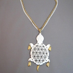 Vintage 70&#39;s large white Turtle necklace on 18&quot; chains