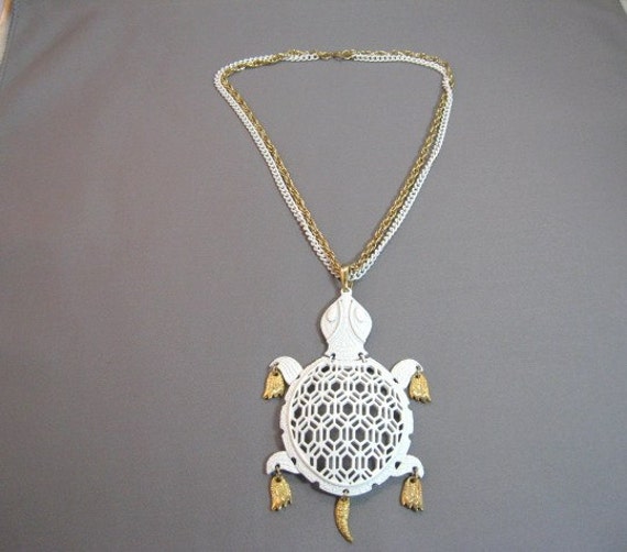 Vintage 70's large white Turtle necklace on 18" c… - image 4