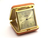 Oldtimer Reisen Wecker Aktien China patentiert funktionsbereit - Sammlerstück ca. 1970er Jahre - Etui, vergoldete Rahmen und gelb Gesicht