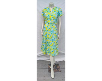 Sukienka LILLY PULITZER z lat 70. XX wieku w stylu vintage LIZA z dżerseju w kwiaty i spódnicą koszulową z kopertowym dekoltem