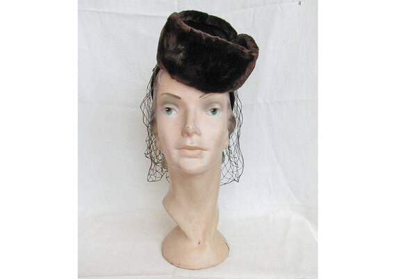 Stylish Vintage 1940s Hat with Genuine Fur Trim an