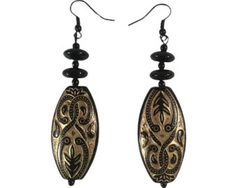 Elegant Black Earrings Etched In Gold