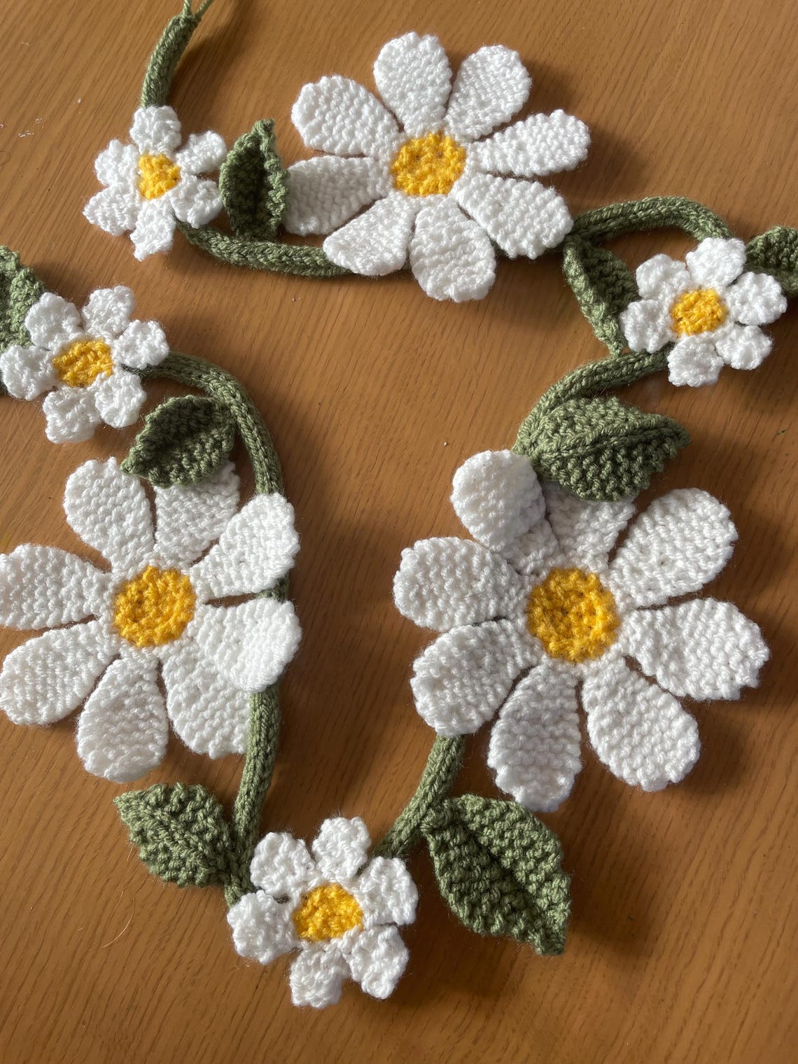 Knitted Spring Landscape Daisy Garland Knitting Pattern / Knitted Flower Bunting / Spring Wall ...