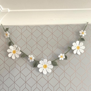 Daisy Garland Knitting Pattern / Knitted Flower Bunting / Spring wall hanging / Summer Garden Home decor / House Warming Gift,