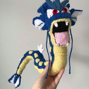 Gyarados Pokemon Strickanleitung Stofftier Pokemon Amigurumi Häkeltier Kuscheltier Strickanleitung Drache Plüschtier niedlich Bild 1