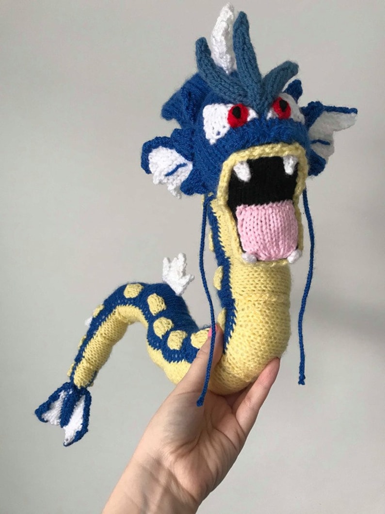 Gyarados Pokemon Strickanleitung Stofftier Pokemon Amigurumi Häkeltier Kuscheltier Strickanleitung Drache Plüschtier niedlich Bild 1