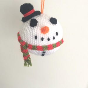 snowman bauble knitting pattern, christmas tree decoration amigurumi, holiday decor