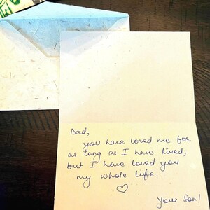 Tus palabras en una hermosa tarjeta reciclada hecha a mano en Nepal