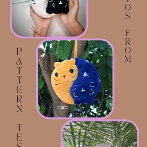 Pode incluir: Tr&ecirc;s peluches de gato de croch&ecirc; em diferentes combina&ccedil;&otilde;es de cores. O primeiro peluche &eacute; preto e branco, o segundo &eacute; amarelo e azul, e o terceiro &eacute; preto e branco. Cada peluche tem a forma de um s&iacute;mbolo yin yang, com as duas metades do s&iacute;mbolo representando os dois gatos.