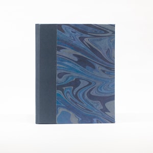 Journal papier fait main bleu nuit marbré | Carnet de notes à couverture rigide relié à la main | Carnet de croquis artisanal | Cadeau unique