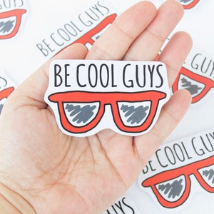 Pegatinas de gafas de sol con el mensaje "Be Cool Guys"