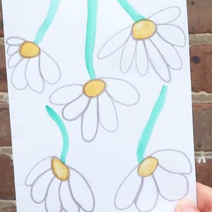 Entregando cartão de felicitações pintado à mão para Daisy