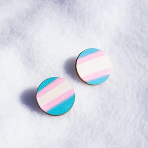 Brincos de pino redondos de madeira Trans Pride