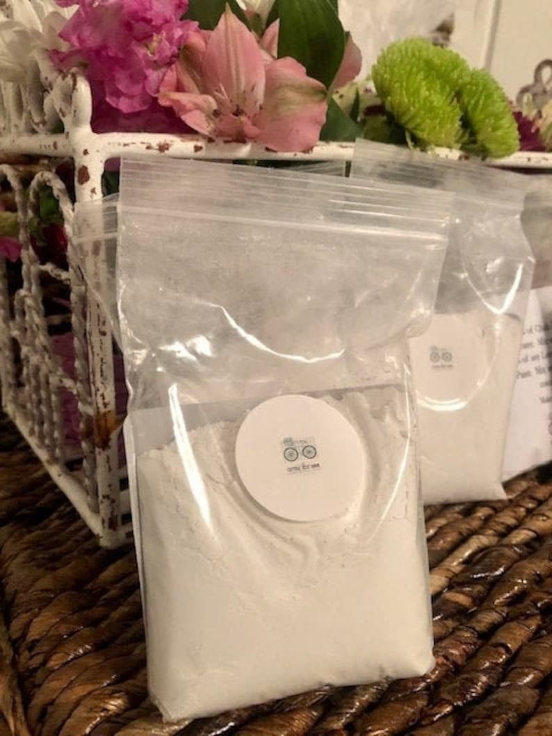 May include: A white powder in a clear plastic bag with a white circle label that says "Crafty Girl Net".