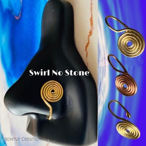 Pode incluir: Anéis de nariz em espiral dourados e de cobre com uma cabeça de manequim preta. O anel de nariz está etiquetado como "Swirl No Stone".