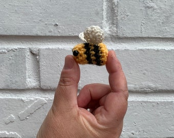 Small crochet bee pattern - Instant PDF Download