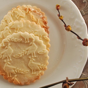 Peacock engraved rolling pin from beech wood – cookie and gingerbread embossing, perfect holiday baking gift