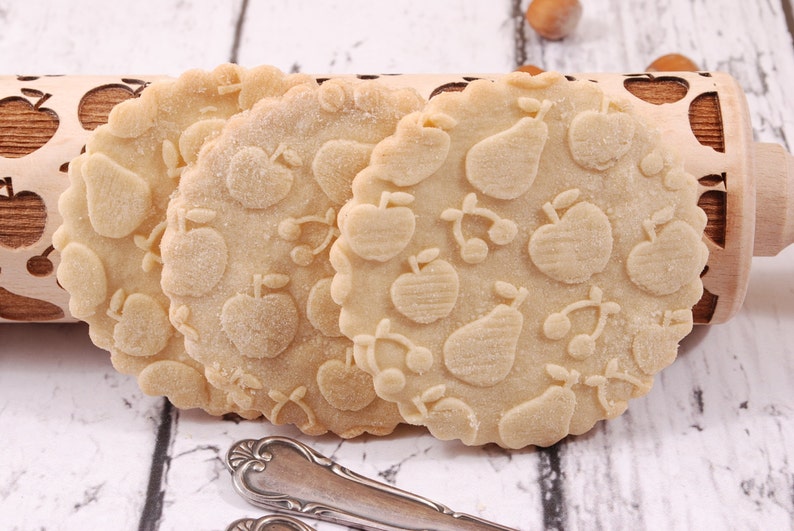 close up on round cookies presenting the results of embossing of a fruity jujice rolling pin.