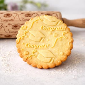 Rodillo de cocina grabado con la felicitación de graduación: Rodillo de cocina artesanal de madera de haya para galletas. imagen 17