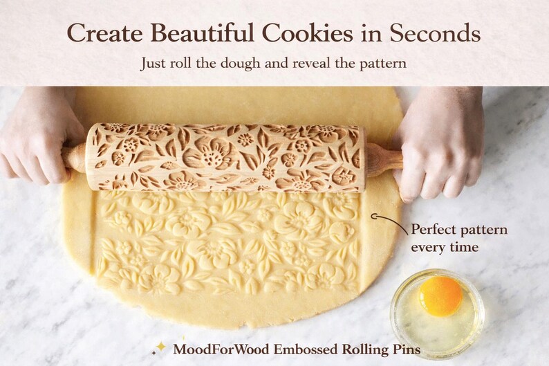 Puede incluir: Un rodillo de madera en relieve con un dise&ntilde;o floral rueda sobre la masa, creando un patr&oacute;n detallado. El texto dice "Create Beautiful Cookies in Seconds". Un peque&ntilde;o cuenco con una yema de huevo est&aacute; en la esquina.