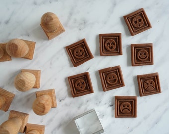 EMOJIS - conjunto de 8 sellos de madera, sellos grabados para galletas, regalo para panadero, idea de regalo de Navidad, sello de madera en relieve, regalo del día de las madres