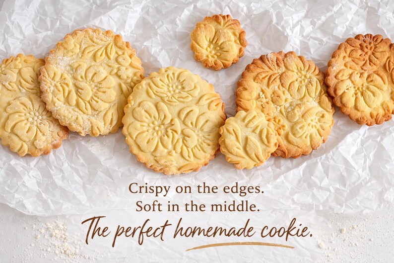 Puede incluir: Varias galletas doradas con dise&ntilde;os florales dispuestas sobre papel pergamino blanco. Las galletas tienen un dise&ntilde;o en relieve detallado y son de varios tama&ntilde;os. El texto de la imagen dice: "Crispy on the edges. Soft in the middle. The perfect homemade cookie."