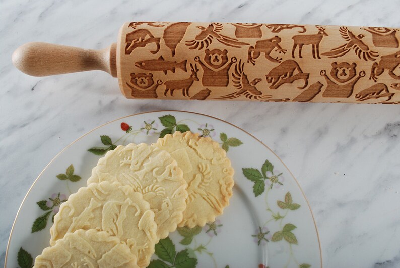 Beech rolling pin with exotic animals – family baking and gift