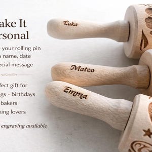 Puede incluir: Primer plano de tres rodillos de madera con patrones florales y de estrellas grabados. Los mangos est&aacute;n grabados con los nombres "Luka", "Mateo" y "Emma". Tambi&eacute;n se ve el texto "Make It Personal".